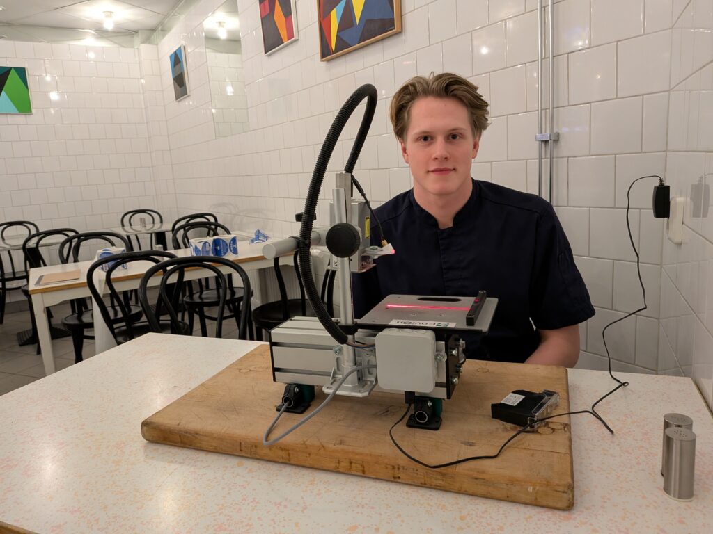 Benjamin Nordin på fiskbutiken och bistron Firren på Lidingö använder en specialbyggd märkningsstation för att skriva ut bäst-före-datum på soppburkar som levereras till lokala matbutiker.